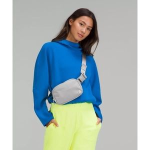 NEW LULULEMON Everywhere Belt Bag (silver drop/white)